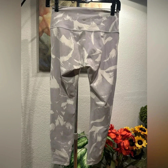 Lululemon Athletica under high rise tight cropped leggings size 6 - Picture 4 of 6